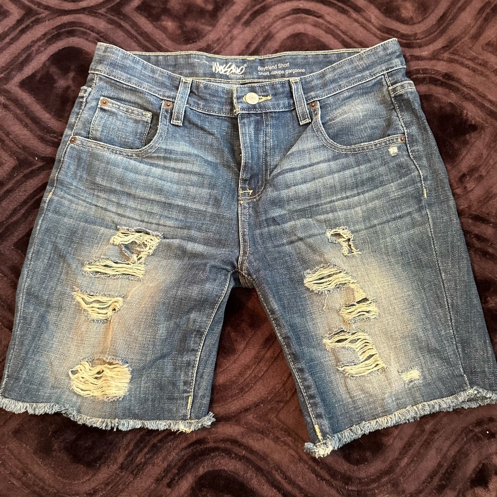 Women’s Mossi distressed jeans shorts, size 2/26
